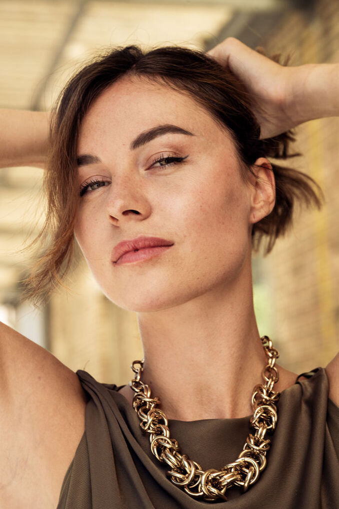 Laura Bu  .