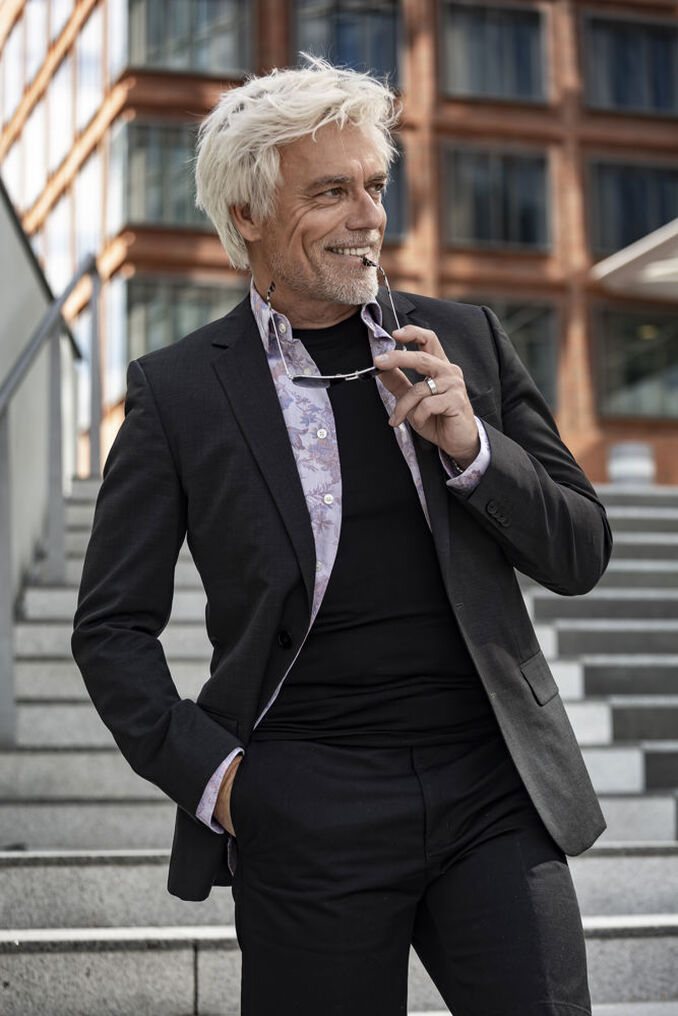 Gerhard V.