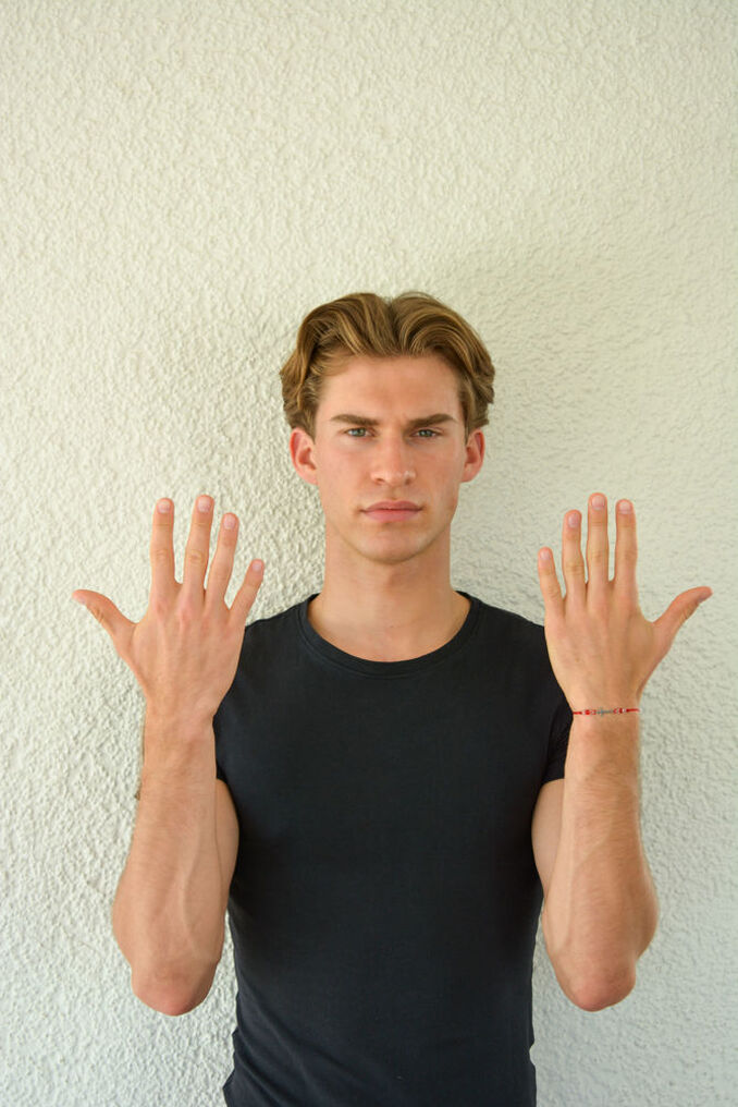 Jannis E.